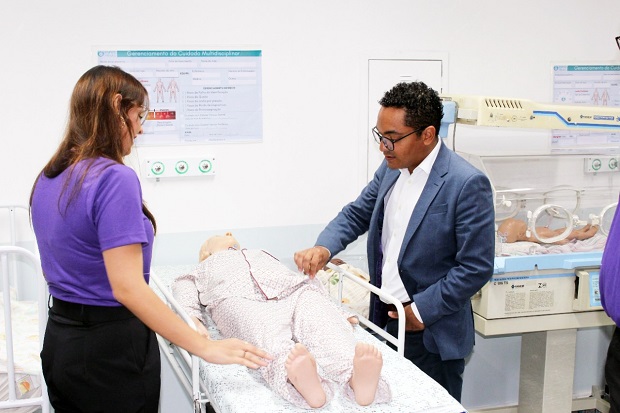 Secretário Igor de Alvarenga conhece o laboratório de Enfermagem da Proz Educação. Foto: Ronerson Pinheiro